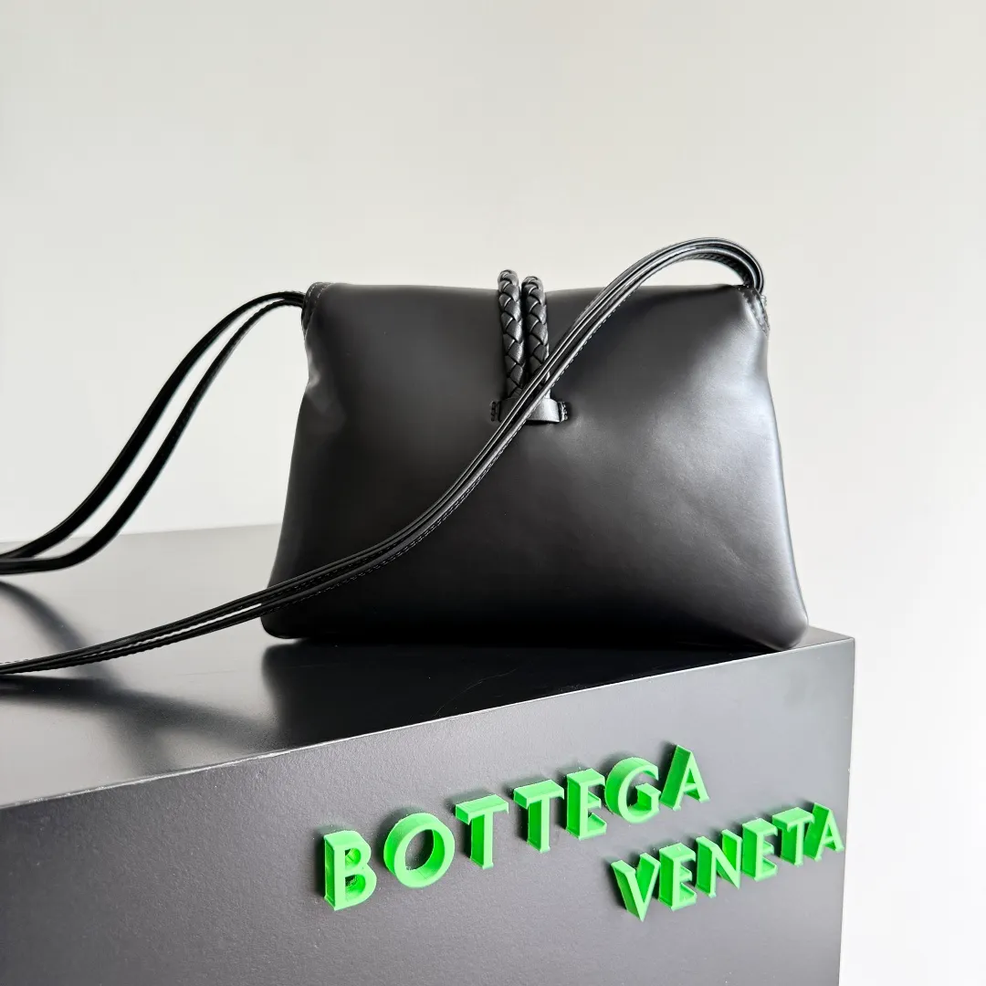 Batch 1520 BOTTEGA VENETA 2025 women's mini LIBERTA crossbody bag, the smallest size is shipped! ! Summer is here, how can you go out and play without a small bag? The "Freedom" series has the advantage of not being picky about seasons. I really like it. A small bag with a generous temperament is an indispensable item for every girl to perfectly adapt to the variety of summer outfits. The high-quality leather reveals a delicate luster. The U-shaped high-quality hardware design is enlarged in this size, which is the finishing touch. Whether it is attending a banquet or daily travel, it can show off the taste. Style No.: 826147 Size: 24*15.5*5cm